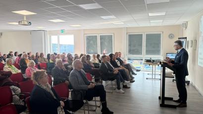 Bild: Matthias Dumler
Die Auftaktveranstaltung des Projekts „Demenz erleben“ in Tirschenreuth war gut besucht. Bürgermeister Franz Stahl (stehend) hob die Bedeutung des Themas hervor.