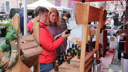 Bild: Konrad Rosner
Warum nicht mal einen leckeren Wein genießen? Ein Spirituosenstand war eine Attraktion beim Josefi-Markt.