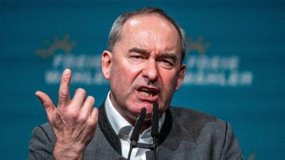 Bild: Armin Weigel/dpa
Während Ministerpräsident Markus Söder (CSU) bei jeder Gelegenheit, die Werbetrommel für Mini-Atommeiler dreht, ist sein eigener Wirtschaftsminister Hubert Aiwanger (Freie Wähler) skeptisch. (Archivbild)