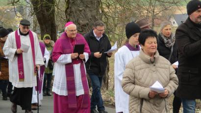 Bild: bnr
Zusammen mit zahlreichen Gläubigen der Pfarrei Rottendorf betet Diözesanbischof Rudolf Vorderholzer den Kreuzweg.