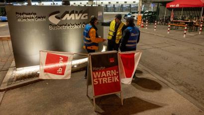 Archivbild: Peter Kneffel/dpa
Im Münchner Nahverkehr kann es schon am Dienstag vor allem auf U-Bahnlinien zu Problemen kommen.