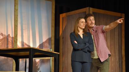 Bild: ubb
Rebecca (Luise Oevermann) und Paul (Alexander Milz) bestritten als Hauptdarsteller auf einer karg eingerichteten Bühne den Theaterabend. Einzig als Helen, Pauls zweite Liebe, wirkte zudem Mirja Henking mit.