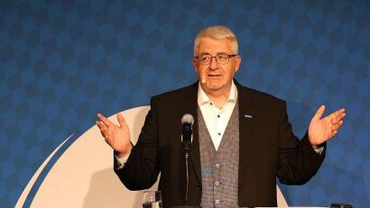 Bild: Fabian Frühwirth/BFV
Thomas Graml bleibt weitere vier Jahre Vorsitzender des Fußballbezirks Oberpfalz. Beim Bezirkstag in Regensburg wurde der 54-Jährige aus Raigering einstimmig wiedergewählt.