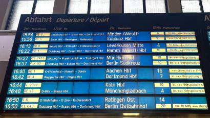 Bild: Arne Meyer/dpa
Bei Zugausfällen und Verspätungen haben Fahrgäste der Bahn Anspruch auf Entschädigung. 2025 war es erneut ein dreistelliger Millionenbetrag. (Archivbild)