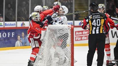 Bild: Florian Dehn
Auseinandersetzung zwischen Marius Erk (EC Bad Nauheim) und Paul Vinzens (Blue Devils Weiden): Im Gegensatz zu anderen Play-down- oder Pre-Play-off-Serien geht es zwischen den Blue Devils Weiden und dem EC Bad Nauheim noch relativ entspannt zur Sache.