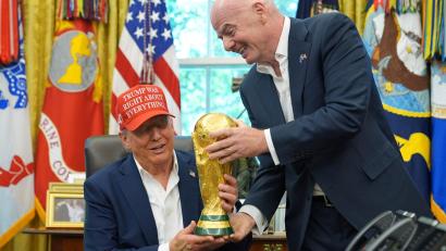 Bild: Jacquelyn Martin/AP/dpa
Donald Trump (l) und die Fußball-WM: längst ein politisches Thema. (Archivbild)