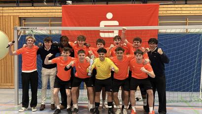 Bild: Lukas Büchold
Die FOS/BOS Amberg mit dem Pokal des 1. Oberstufencups Amberg. Der Veranstalter sicherte sich den ersten Titel.