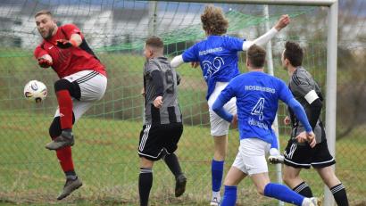 Bild: Hubert Ziegler
Kopf und Kragen riskiert hier nach einem Freistoß Torhüter Maximilian Heller (links) vom SV Köfering, um den Ball aus dem Strafraum zu befördern. Am Ende siegte der TuS Rosenberg dennoch mit 3:0.