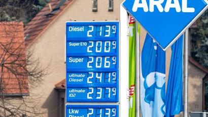 Bild: Frank Hammerschmidt/dpa
Die Spritpreise pendeln sich langsam auf einem sehr viel höherem Niveau als vor Kriegsbeginn ein. (Archivbild)