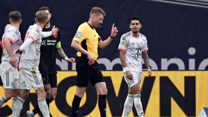 Bild: Federico Gambarini/dpa
Entscheidungen von Schiedsrichter Christian Dingert sorgten für heftige Diskussionen.