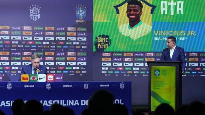 Bild: Silvia Izquierdo/AP/dpa
Brasiliens Nationaltrainer Carlo Ancelotti (l) bei der Bekanntgabe seines Kaders für die beiden Länderspiele gegen Frankreich und Kroatien. Vinicius Jr. ist dabei - Neymar nicht.