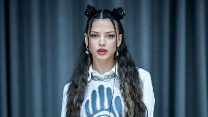 Bild: Britta Pedersen/dpa
Pop-Star Nina Chuba hat das Titellied der ARD-Kinderserie „Die Pfefferkörner“ neu aufgenommen. (Archivbild)