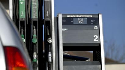 Bild: Harald Schneider/APA/dpa
Die Tankstellen in Österreich dürfen die Spritpreise nur noch dreimal die Woche erhöhen