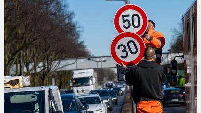 Bild: Peter Kneffel/dpa
Ende Februar waren an der Landshuter Allee nach viel Hin und Her wieder Tempo-30-Schilder montiert worden. (Archivbild)