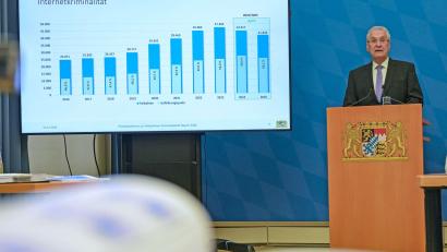 Bild: Malin Wunderlich/dpa
Joachim Herrmann präsentierte die Statistik in München.