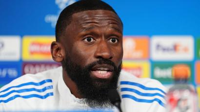 Bild: Martin Rickett/PA Wire/dpa
Antonio Rüdiger wies den Vorwurf eines absichtlichen Brutalo-Fouls zurück.