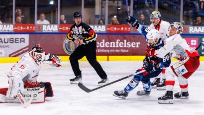 Bild: Werner Moller
Beim Heimspiel am Freitag wirkte Tyler Ward (blaues Trikot) noch mit, beim Sonntagsspiel in Hessen fehlte der Kanadier aus taktischen Gründen.
