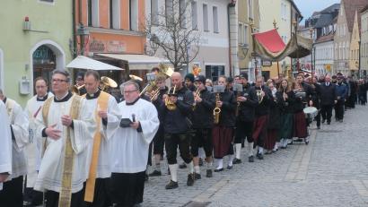 Bild: gsp
Anlässlich ihres 400-jährigen Bestehens zog die Gemeinschaft der Marianischen Männer-Congregation am Sonntagnachmittag in einer feierlichen Prozession durch die obere Amberger Altstadt.