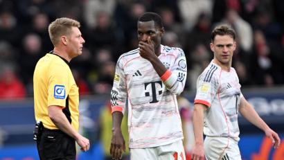 Bild: Federico Gambarini/dpa
Bayerns Nicolas Jackson sah in Leverkusen nach Videoüberprüfung die Rote Karte.