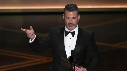 Bild: Chris Pizzello/Invision/AP/dpa
Jimmy Kimmel präsentiert die Oscars für die besten Dokumentarfilme.