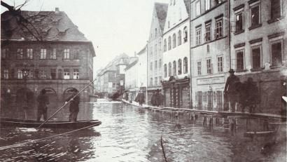 Repro: Dieter Dörner
Der Amberger Marktplatz beim Jahrhunderthochwasser 1909. Gondoliere sind mit ihren Booten unterwegs. 	Bild: Stadtarchiv Amberg