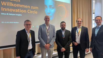 Bild: Friedrich Peterhans, KNO
Die Vertreter der Klinik für Strahlentherapie Weiden, Thomas Eckl (links) und Chefarzt Priv. Doz. Dr. Bernd Gagel (Mitte) tauschten sich mit den Firmenvertretern Horst Dumhard (rechts), Sebastian Wolf (Zweiter von links) und Jan Eilers (Zweiter von rechts) aus.