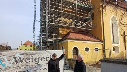 Bild: u
Nachdem vergangenes Jahr das Langhaus der Stadtpfarrkirche saniert wurde, ist heuer der Kirchturm an der Reihe. Stadtpfarrer Johann Hofmann (links) und Kirchenpfleger Roland Maier (rechts) erläutern den Bau des Gerüsts, das über den 52 Meter hohen Turm hinausragen und mit einem Dach versehen wird.