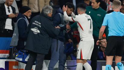 Bild: Loic Baratoux/ZUMA Press Wire/dpa
Pedro Neto entschuldigt sich bei dem Balljungen. (Archivbild)