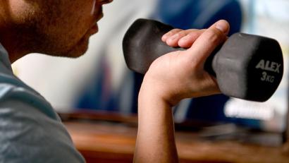 Bild: Britta Pedersen/dpa-Zentralbild/dpa
Es braucht kein teures Fitnessstudio und auch nicht viel Zeit. (Archivfoto)