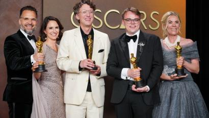 Bild: Jordan Strauss/Invision/AP/dpa
Das Team von „Ein Nobody gegen Putin“ von links nach rechts: Radovan Sibrt, Alzbeta Karaskova, die Regisseure David Borenstein und Pavel Talankin sowie die dänische Produzentin Helle Faber (Made in Copenhagen).