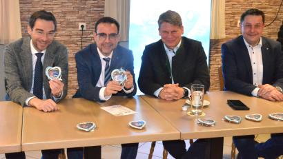 Bild: Kunz
Politprominenz zum Wahlkampfendspurt mit Herz: (von links) MdL Stephan Oetzinger, MdL Klaus Holetschek, OB-Kandidat Benjamin Zeitler und CSU-Kreisvorsitzender Stephan Gollwitzer.