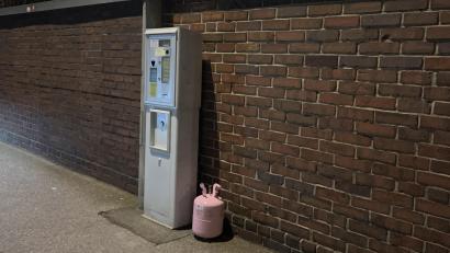 Bild: Polizei Schwandorf
In Schwandorf wurde eine leere Gasflasche auf dem Gehweg entsorgt.