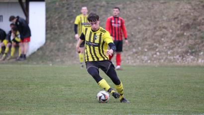 Bild: Dieter Jäschke
Ben Kippes gegen die SpVgg Pirk in Aktion. Die DJK Neustadt/WN siegte mit 4:1.