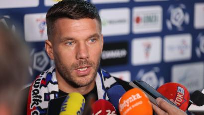 Bild: Andrzej Grygiel/pap/dpa
Sah dieses Mal Rot: Lukas Podolski. (Archivbild)