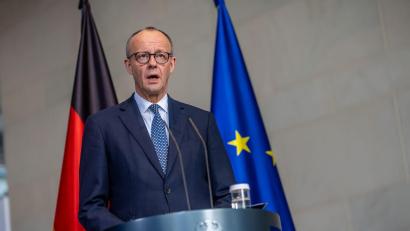 Bild: Michael Kappeler/dpa
Der Kanzler übt Kritik an Trumps Umgang mit den Nato-Verbündeten.