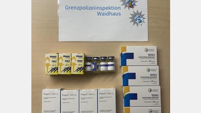 Bild: Grenzpolizeiinspektion Waidhaus
Die Grenzpolizei Waidhaus hat bei einer Kontrolle auf der A 6 verbotene Dopingmittel in einem Auto entdeckt.