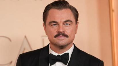 Bild: Gregory Bull/Invision/AP/dpa
Leonardo DiCaprio zeigte sich mit einem Schnauzer auf dem roten Teppich.