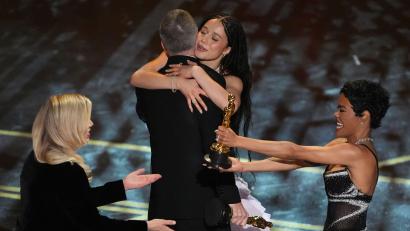 Bild: Chris Pizzello/Invision/dpa
Sara Murphy (l-r), Paul Thomas Anderson, Chase Infiniti und Teyana Taylor gewinnen den Preis für den besten Film für "One Battle After Another" während der Oscarverleihung im Dolby Theatre in Los Angeles.