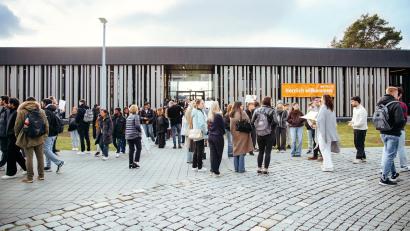 Bild: Jolanda Selting/ OTH Amberg-Weiden
Viele Studierende haben sich zur Erstsemesterbegrüßung für das Sommersemester 2026 an der Ostbayerisch Technischen Hochschule am Campus Weiden eingefunden.