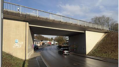 Bild: ge
Unten Dieselstraße, oben Autobahnzubringer: Genau diese Brücke wird dem Stadtverkehr in Sulzbach-Rosenberg wegen ihrer Erneuerung bis November fehlen.