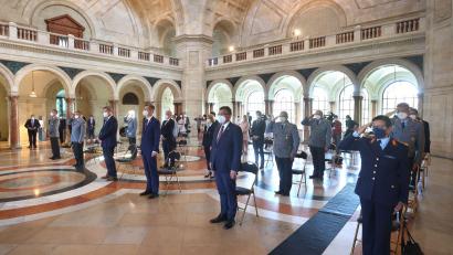 Bild: Karl-Josef Hildenbrand/dpa
Bei der Einführung des Ehrenzeichens des bayerischen Ministerpräsidenten für Auslandseinsätze 2021 herrschte wegen der Corona-Krise in Bayern noch Maskenpflicht. Nachdem sich die außenpolitische Lage seither massiv verändert hat, wird auch das Ehrenzeichen nun weiterentwickelt.