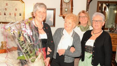 Bild: Erwin Kolb
Irmgard Faderl gratuliert der Jubilarin Hildegard Eckert mit Helga Sperber und Ursula Zimmer.