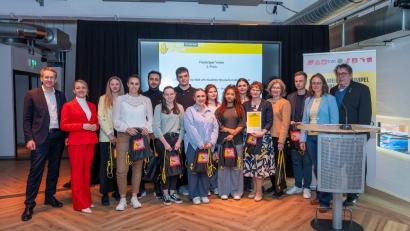 Bild: Julia Petersen
Schleswig-Holsteins Ministerpräsident Daniel Günther (links) gratulierte den Preisträgern der Berufsfachschule für Pflegeberufe NEW Life zu ihrem gelungenen Wettbewerbsbeitrag gegen Rassismus.