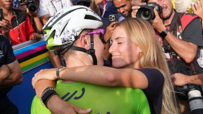 Bild: Jerome Delay/AP/dpa
Urska Zigart gratuliert ihrem Verlobten Tadej Pogacar. (Archivbild)