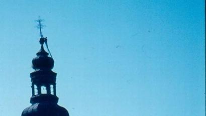 Bild: Archiv Sepp Strobl
Am 28. Februar 1990 wurde das 1756 angebrachte bewegliche Kreuz von dem über Hirschau wütenden Orkan „Wiebke“ in Mitleidenschaft gezogen und musste daher in einer waghalsigen Aktion repariert werden.