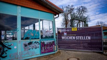 Bild: Jens Büttner/dpa
Eine Bahnbaustelle in Karstädt in Brandenburg. Nach Berechnung des Ifo-Instituts floss 2025 ein großer Teil der für Investitionen in die Infrastruktur vorgesehenen Milliardenschulden des Bundes in das Stopfen von Haushaltslöchern. (Archivbild)