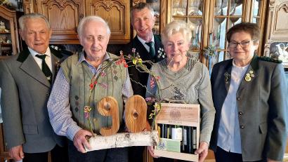 Bild: kzr
Zum 90. Geburtstag von Erich Mösch (Zweiter von links) gratulierte eine Abordnung der Schützengesellschaft "Heimatfreunde Mooslohe" (von links): Ehrenmitglied Helmut Retzer, Schützenmeister Hans Bergler, Möschs Ehefrau Gretl und Helga Uschold.