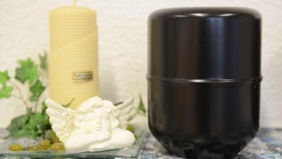 Bild: Patrick Seeger/dpa
Ein Mann hat für die Rückgabe von mehr als 30 Urnen Lösegeld gefordert. (Symbolbild)