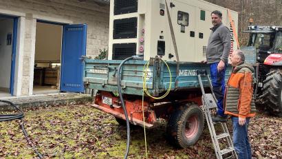 Bild: Zweckverband Bachetsfeld
Probebetrieb mit dem Notstromaggregat am Beselberg. Wasserwart Michael Hauenstein (l.) und Verbandsrat Gerhard Pirner (r.) beaufsichtigen die Aktion.