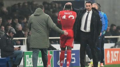 Bild: Luca Bruno/AP/dpa
Atalanta-Trainer Raffaele Palladino (r) tröstet beim Hinspiel in Bergamo den verletzt ausgewechselten Bayern-Profi Alphonso Davies. (Archivbild)